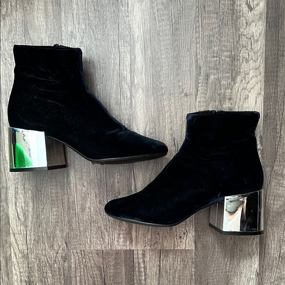 MAISON MARGIELA Navy blue Velvet Ankle Boots with Silver Heel
*preloved*